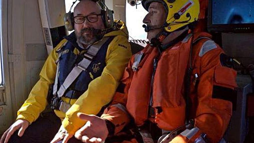 O rescatador Daniel Rey e X. H. Rivadulla Corcón, no helicóptero &#039;Pesca 2&#039;.