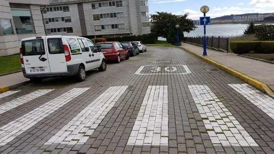 Vista del pavimento actual de la urbanización A Ría, en Fonteculler.