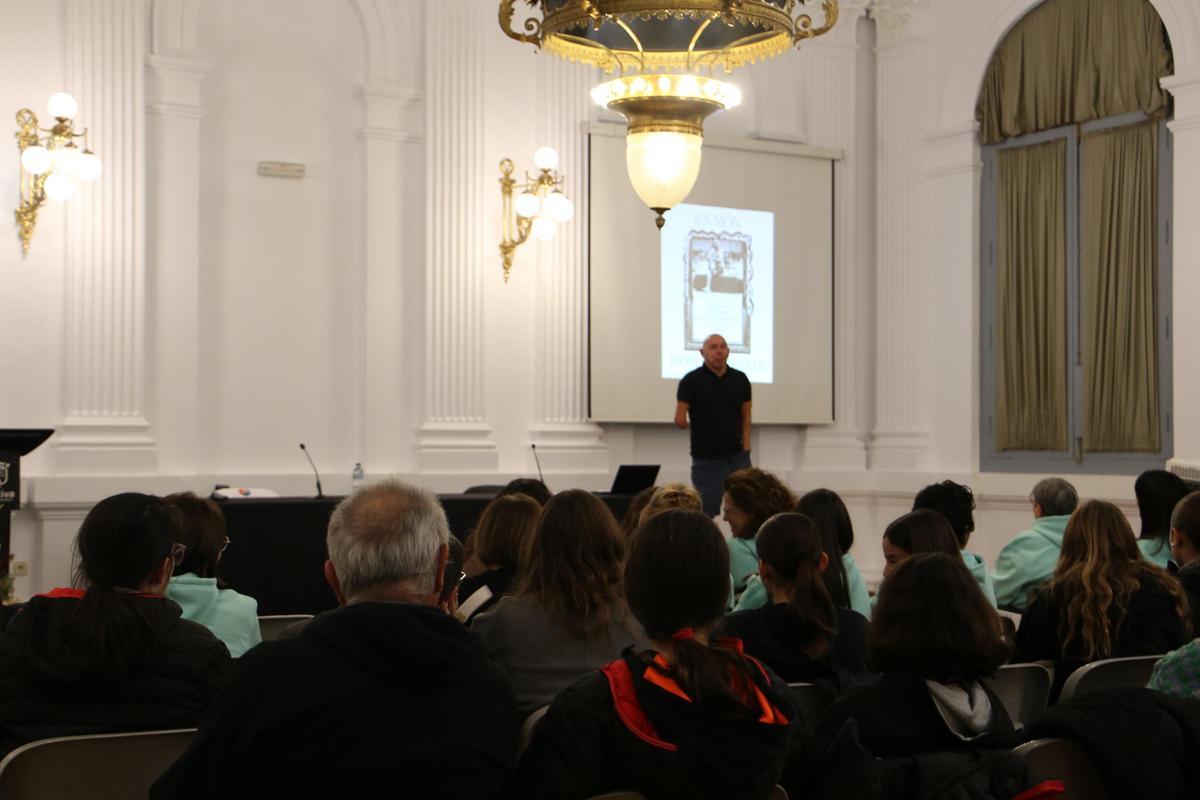Charla de Xavi Torres y Aspromivise en la Casa de la Cultura de Xàtiva.