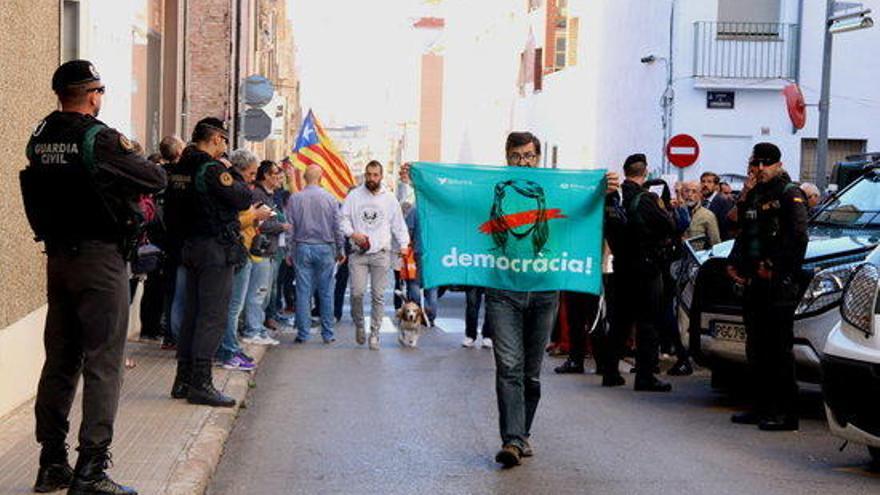 Un home amb la pancarta &#039;democràcia&#039; d&#039;Òmnium Cultural