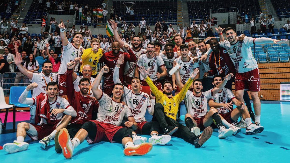 El BM Logroño, todo felicidad en Santander