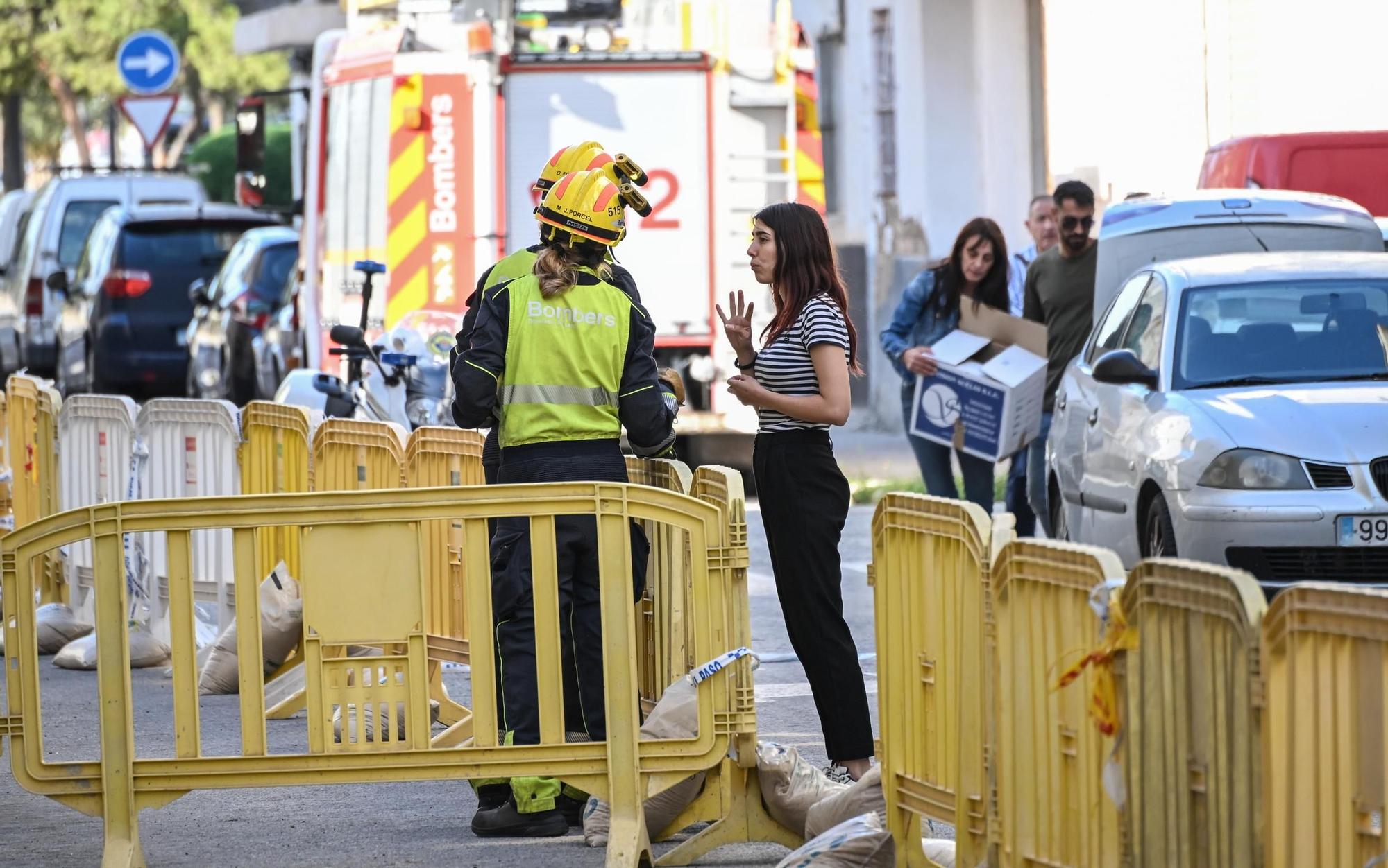 Así están sacando los bomberos las pertenencias de los vecinos desalojados de San Antón en Elche
