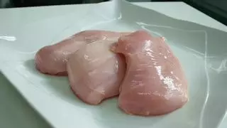 El truco viral del tenedor para limpiar en segundos una pechuga de pollo
