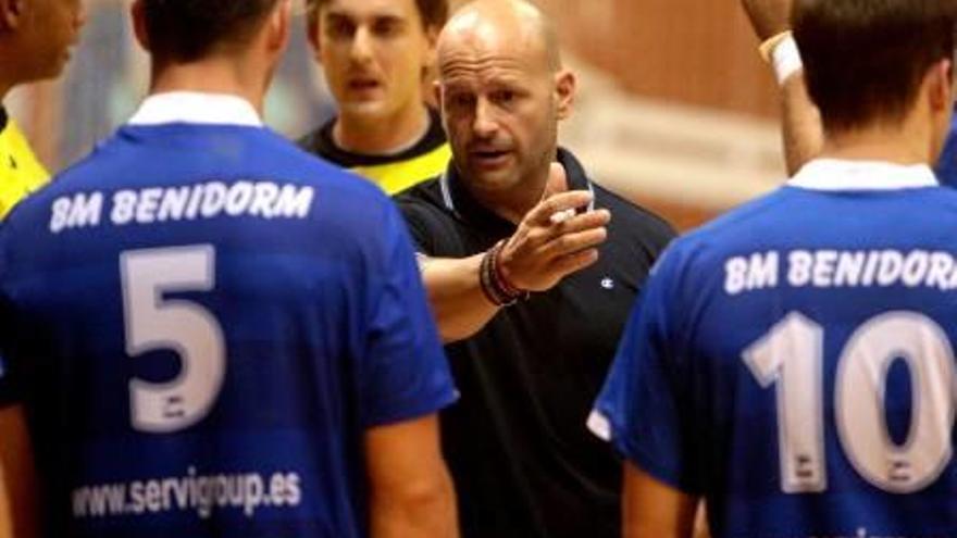 Fernando Latorre da instrucciones a sus jugadores en un reciente partido.