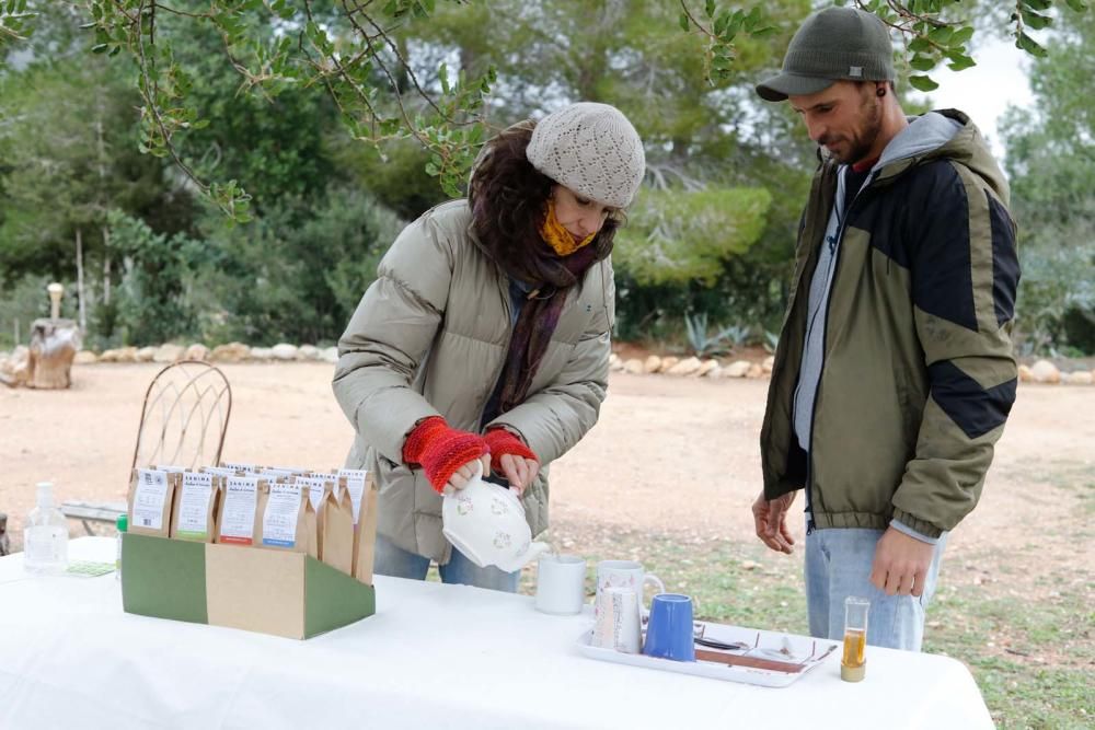 Laia Ribes y Raúl Checa, en el jardín de Can Carreró donde hacen pruebas con las plantaciones y seleccionan semillas que luego aprovechan en el área de cultivo de las hierbas aromáticas.