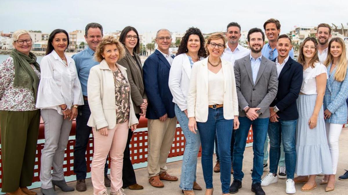 Isabel Nadal, la primera por la izquierda en la candidatura del PP de Rosa Cardona