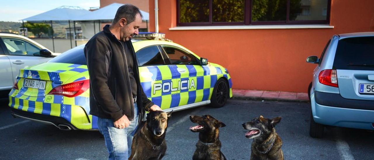 El agente de la unidad canina de Plasencia, con los perros, Crash en el centro.