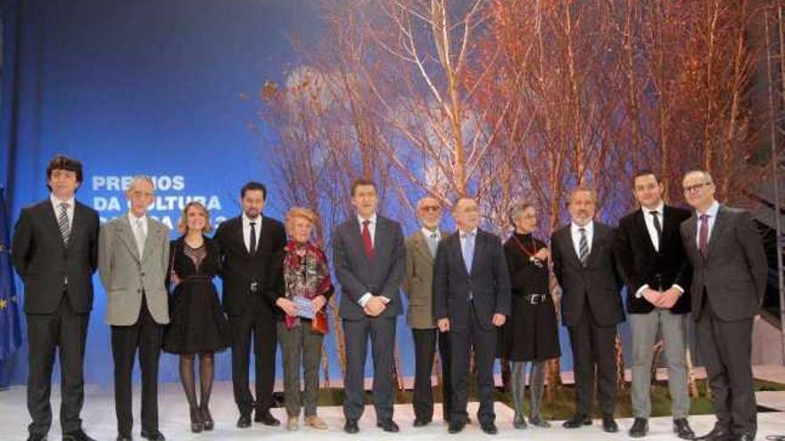 Feijóo y el conselleiro de Cultura, ayer, con todos los Premios da Cultura 2013. / xoán álvarez