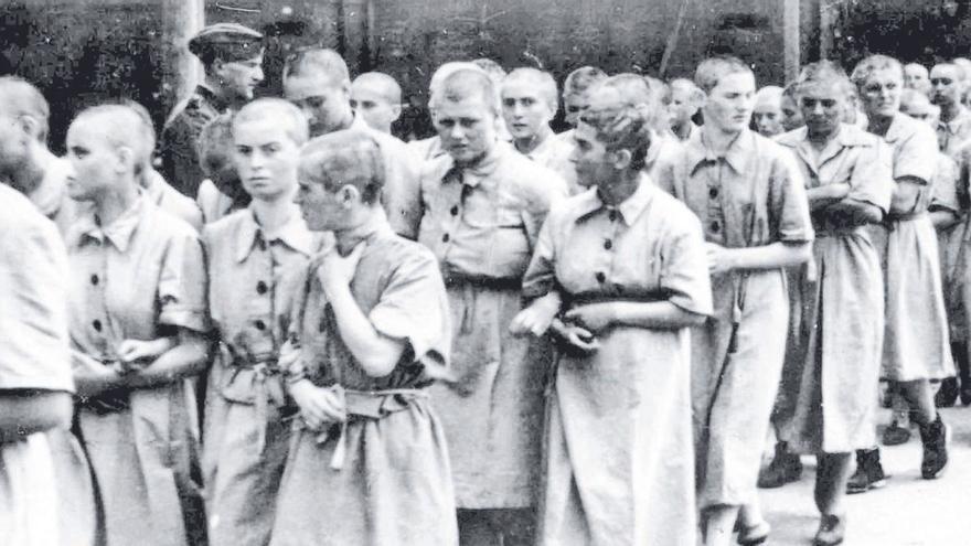 Prisioneras esclavas en el campo de concentración de Auschwitz.
