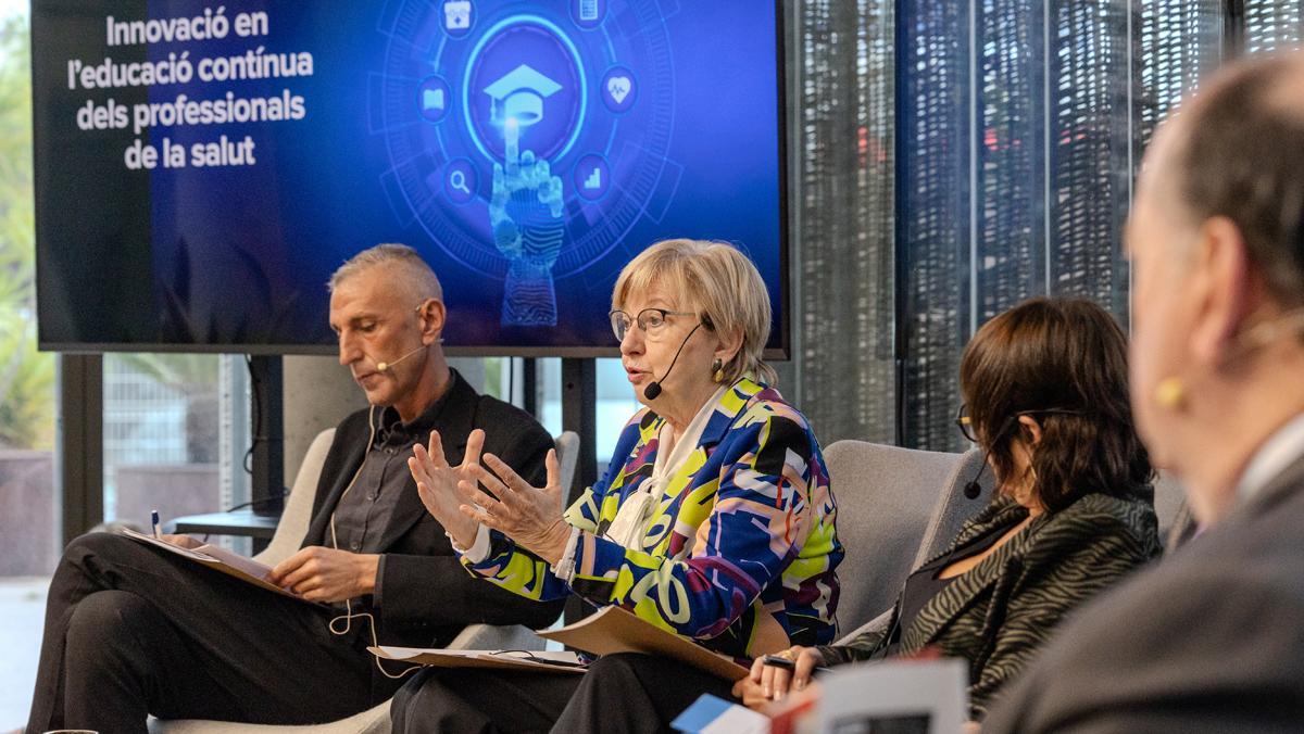 Participantes de la mesa redonda sobre formación continua celebrada en la sede de EL PERIÓDICO en Barcelona.