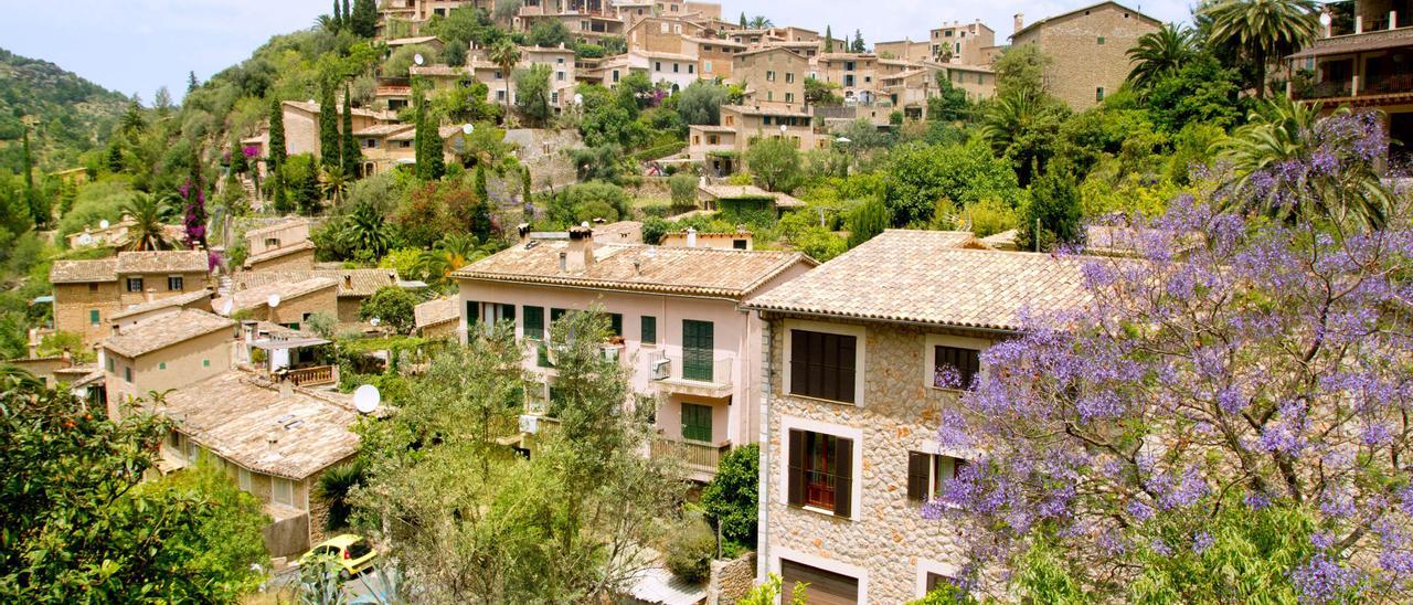 Vista del pueblo de Deià, en la Serra de Tramuntana.