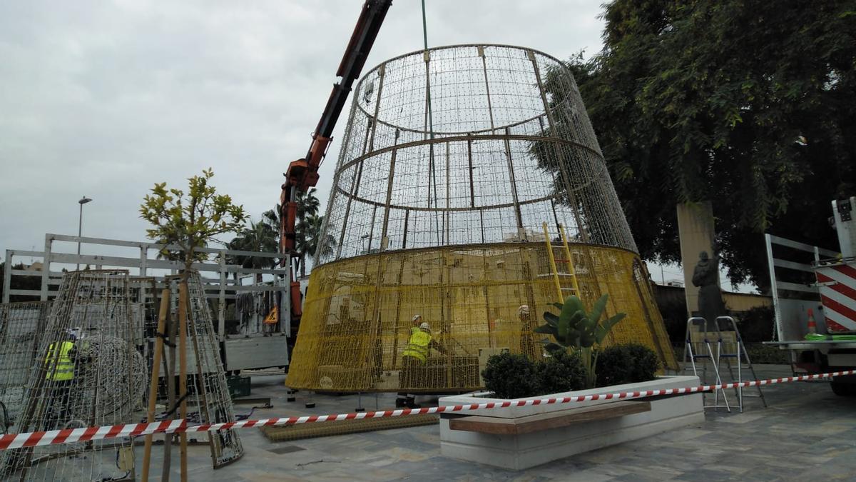 Instalan el árbol en el Jardín del Malecón