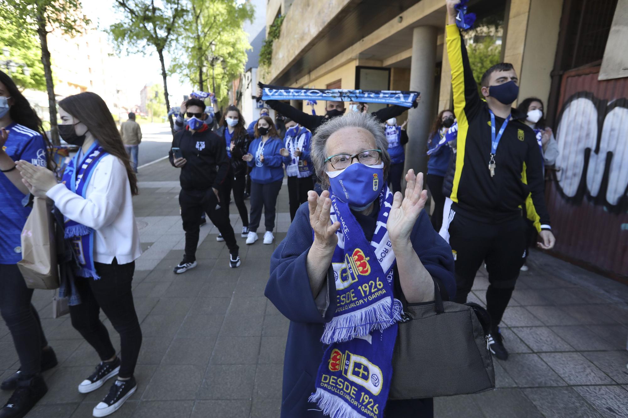 Así fue la salida de los jugadores del Real Oviedo hacia Gijón