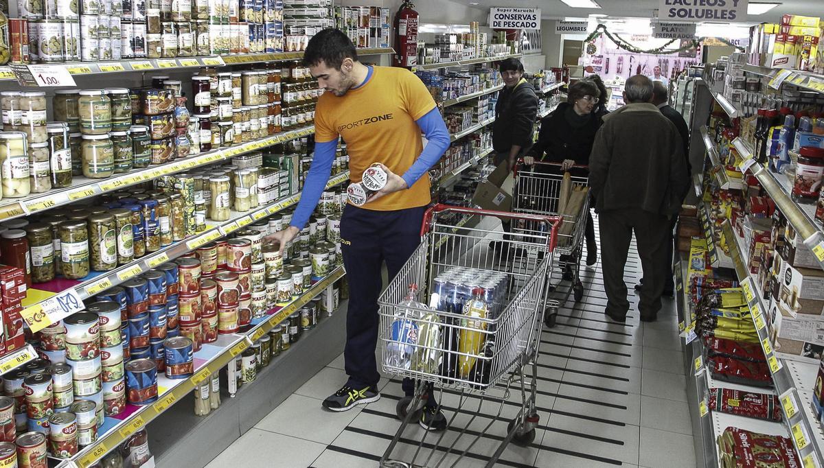Clientes en el supermercado Maruchi de Cáceres.