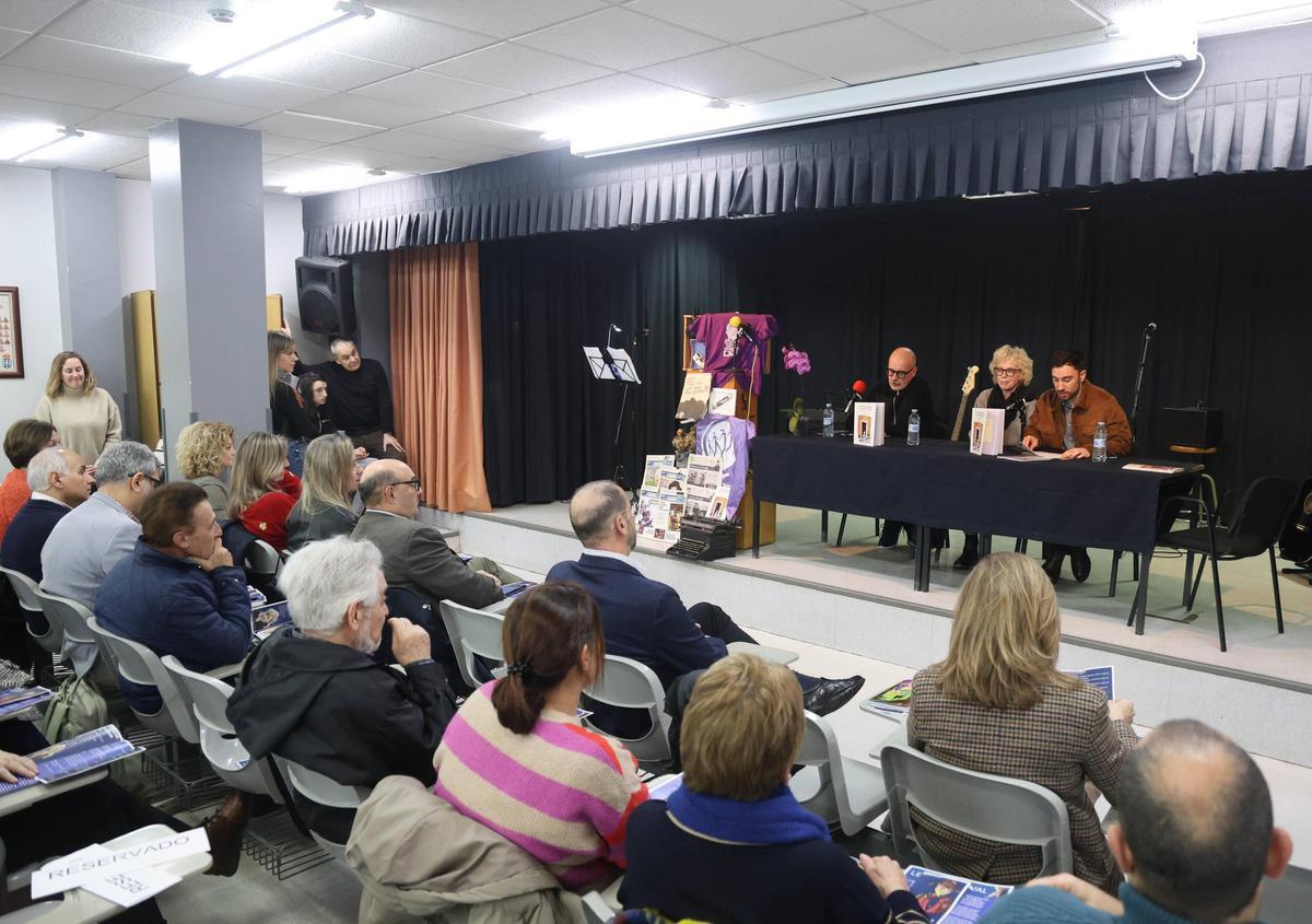 De esquerda a dereita, o editor de Galaxia Marcos Calveiro, a irmá de Begoña, Beatriz Caamaño, e o director do IES Castelao, Cándido Paniagua.