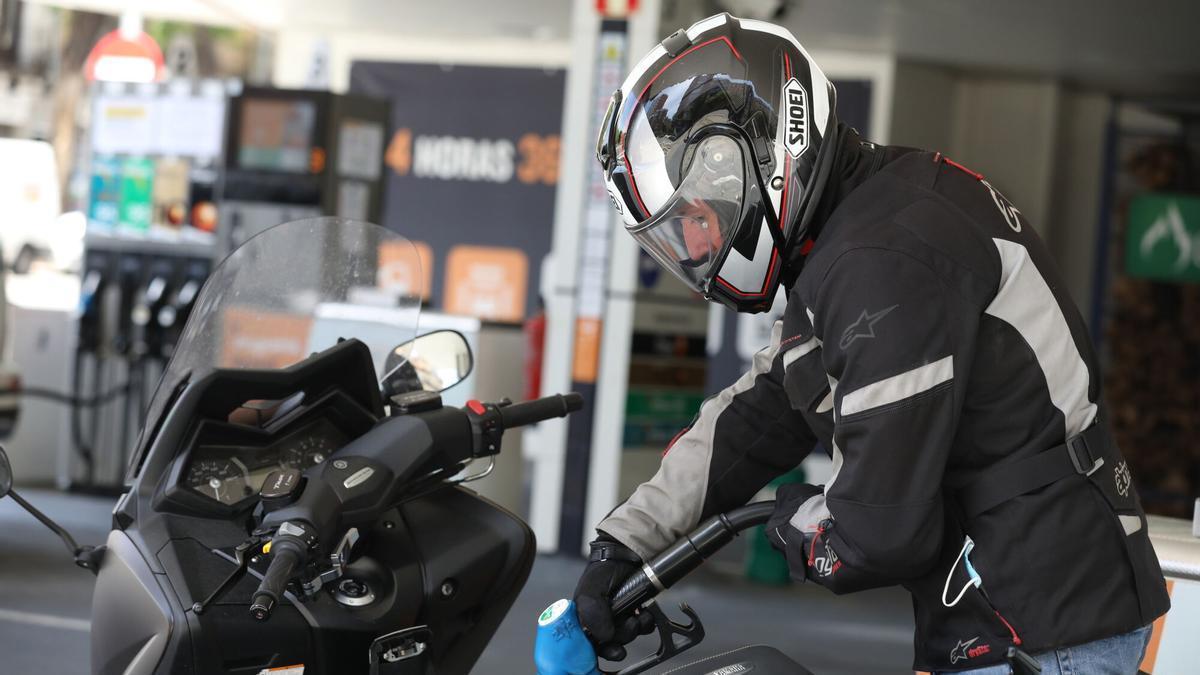 VÍDEO: Multado un motorista con 100 euros por bajarse de la moto echar gasolina, con un precio encarecido, pagar y marcharse: la Guardia Civil extrema la vigilancia