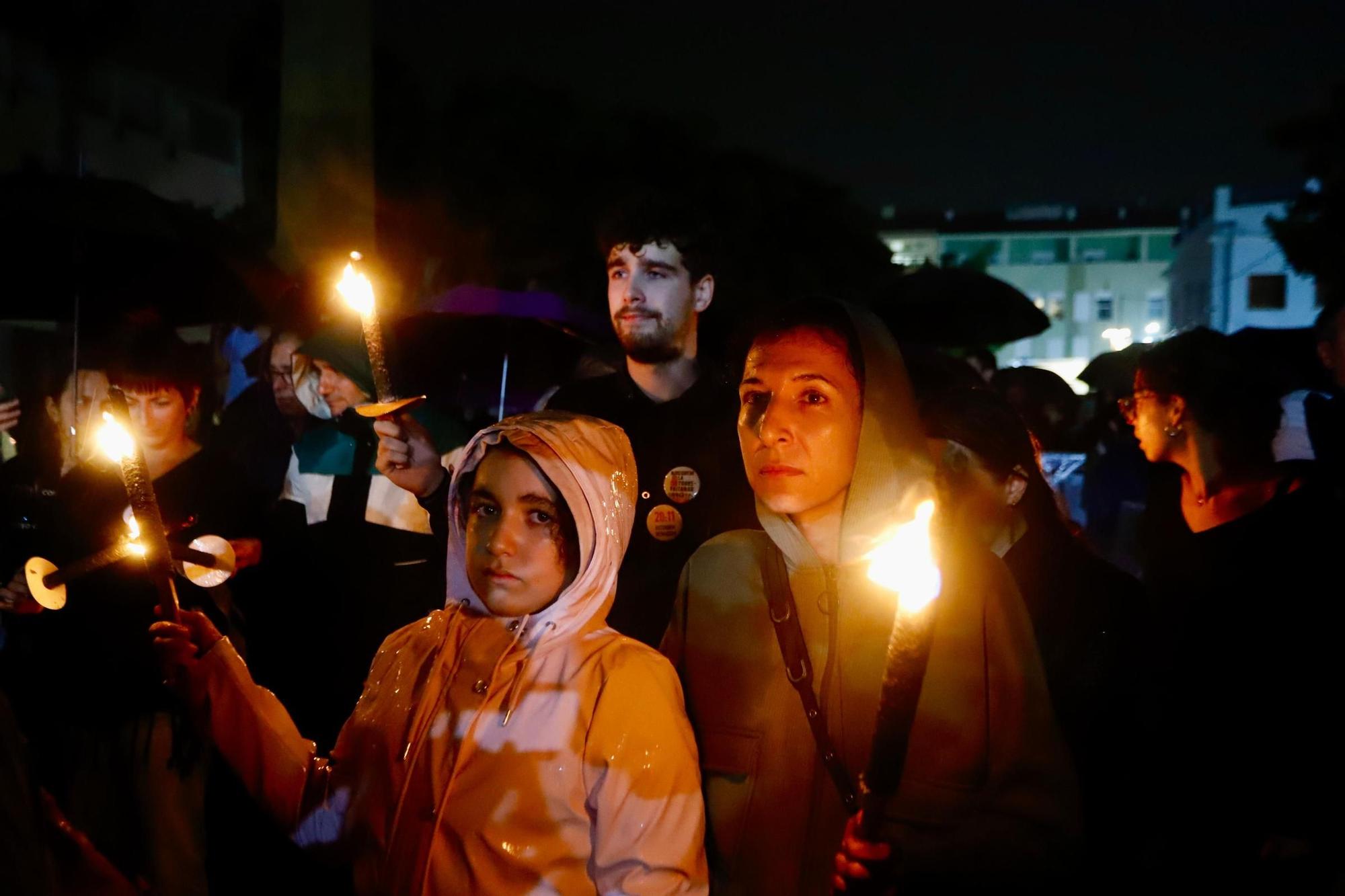 Una marcha con antorchas recorre los pueblos de l'Horta Sud entre gritos contra Mazón