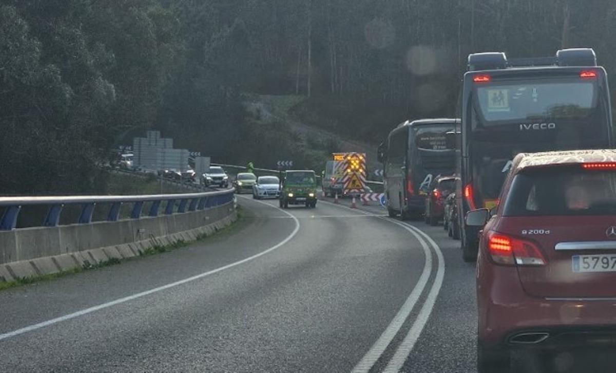 Reparación de carreteras dañadas por los temporales en la comarca, esta mañana.