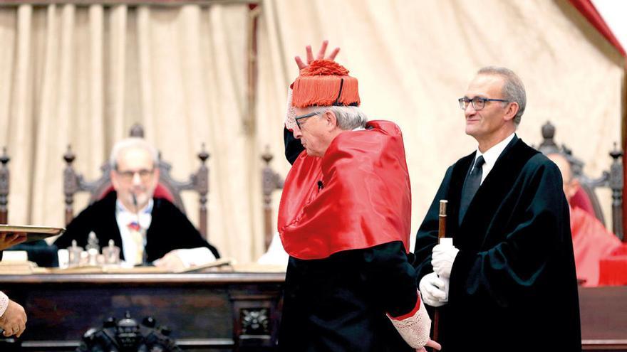 El presidente de la Comisión Europea, Jean-Claude Juncker, es investido doctor honoris causa en Salamanca, ayer.