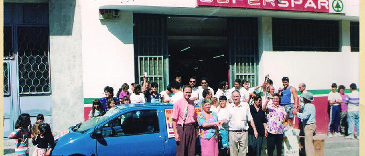 El primer coche que sorteó Spar en la Isla, a finales de los 80, lo entregó una tienda de Las Huesas, situada en Telde