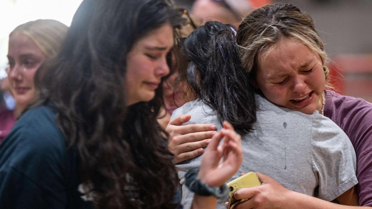 Los miembros de la comunidad lloran juntos en una vigilia por las 21 víctimas del tiroteo masivo en la Escuela Primaria Rob el 25 de mayo de 2022 en Uvalde, Texas.