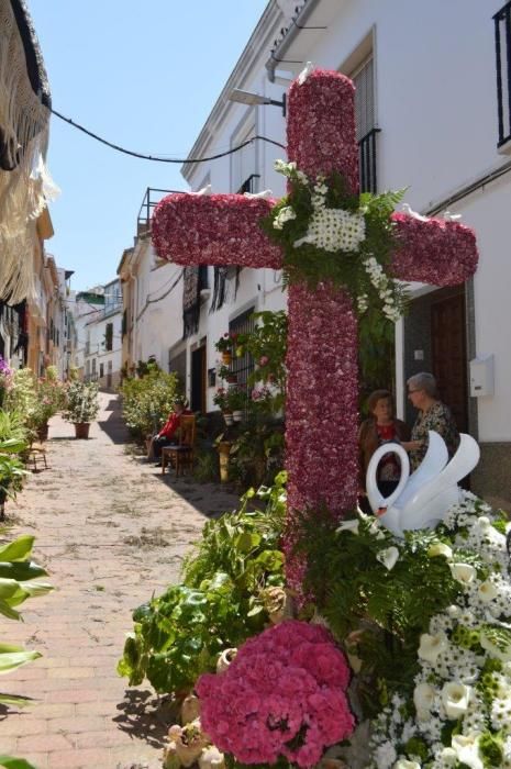 El Cristo del Perdón y de la Vera Cruz ha recorrido las calles, decoradas con cruces florales, macetas, enseres y banderillas de colores, acompañado de cientos de fieles