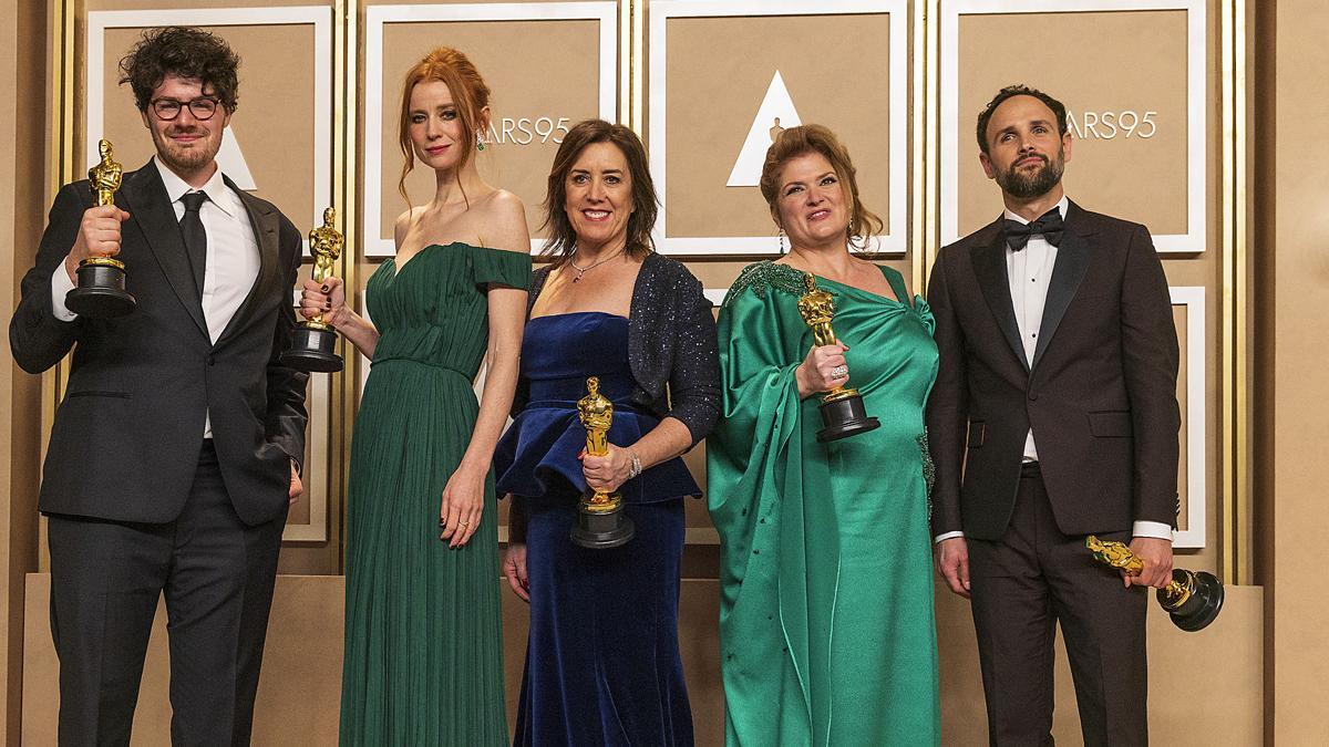 Daniel Roher, Odessa Rae, Diane Becker, Melanie Miller y Shane Boris (de izquierda a derecha) posan con su premio Oscar a la mejor película documental con ’Navalny’.