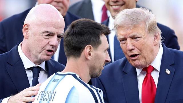 Gianni Infantino i Donald Trump proven de consolar Leo Messi.