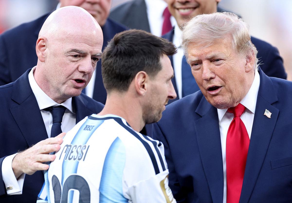 EAST RUTHERFORD, NEW JERSEY - JULY 19: Lionel Messi #10 of Argentina receives his runner-up medal from FIFA President Gianni Infantino and U.S. President Donald Trump after the FIFA World Cup 2026 Final match between Spain and Argentina at New York New Jersey Stadium on July 19, 2026 in East Rutherford, New Jersey. Justin Setterfield/Getty Images/AFP (Photo by Justin Setterfield / GETTY IMAGES NORTH AMERICA / Getty Images via AFP)