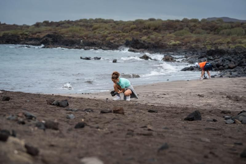 Limpieza de la playa de Las Galletas, en Tenerife