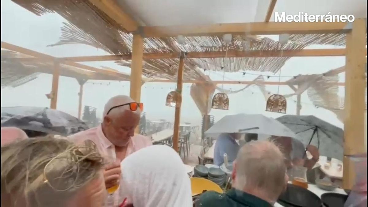 La dana sorprende a un grupo de turistas en la playa de les Marines de Nules