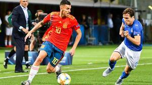 Ceballos es perseguido por Chiesa en Bolonia en el estreno del Europeo sub-21.