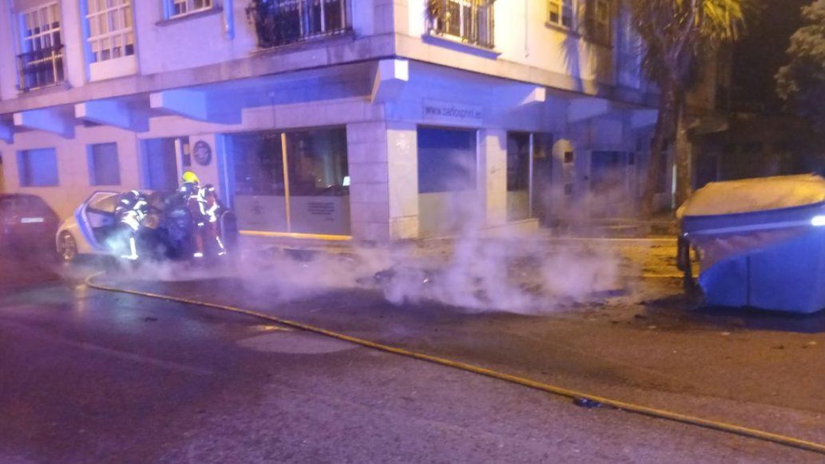 Un momento del operativo por parte de los efectivos del grupo de emergencias de Protección Civil.