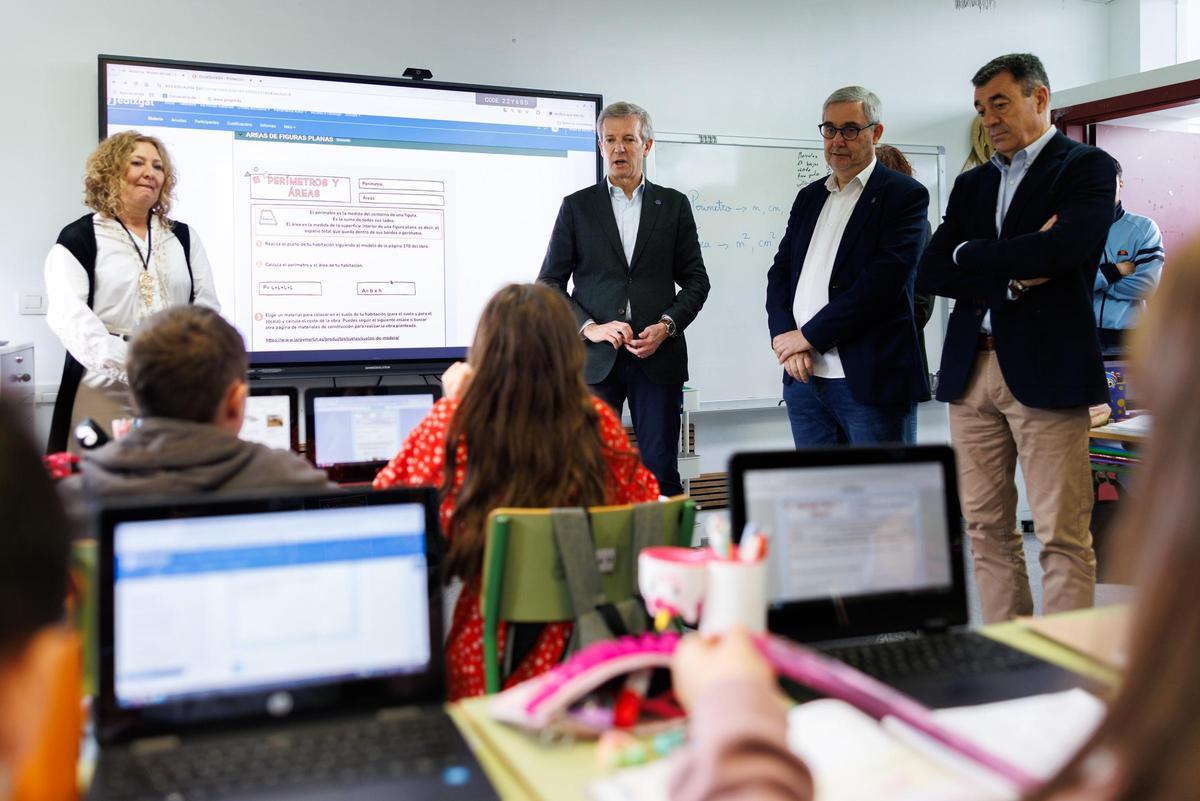 Alfonso Rueda, con Blas García y Román Rodríguez, durante su visita al CEIP Agro do Muíño, de Ames, donde se presentó la futura Lei de Eduación Dixital que prepara la Xunta.