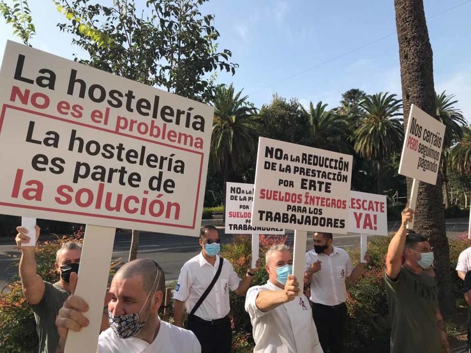 La hostelería llena las calles de Málaga para protestar por las restricciones