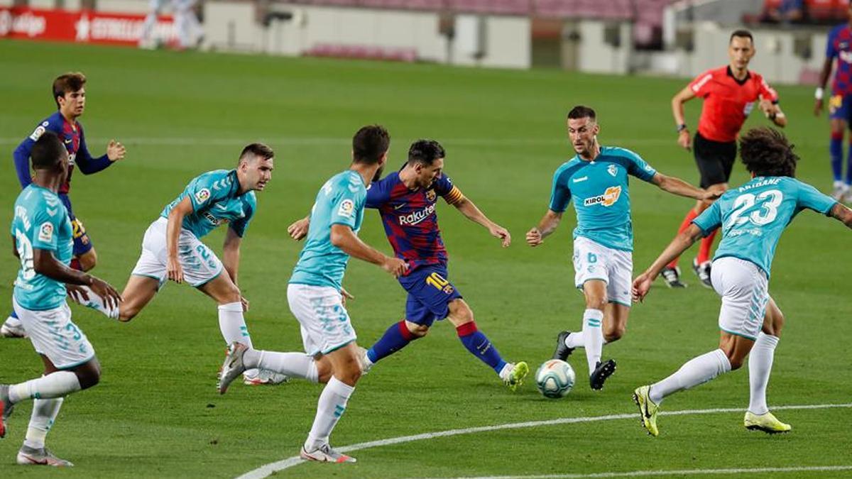 Messi, en una acción contra Osasuna en el partido que cerró la Liga 2019-20 en el Camp Nou