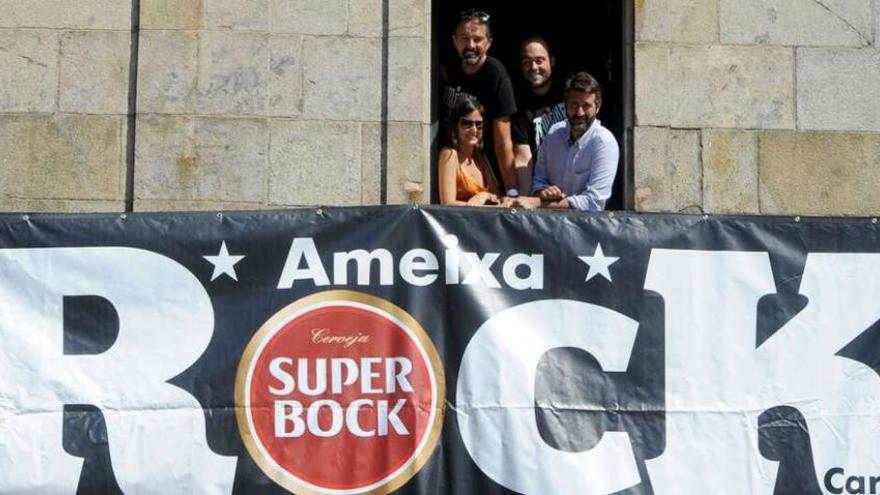 Los organizadores del Ameixa Rock Elpidio Costa y Adrián Berride con el alcalde y la concejala de Cultura. // Iñaki Abella