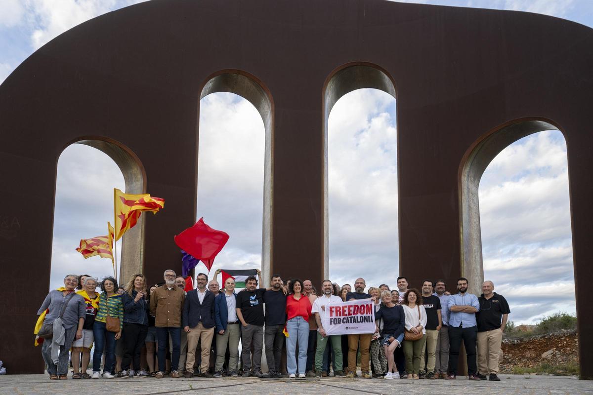 Rovira ha vuelto a Catalunya esta mañana en coche a través de la frontera con Francia y lo ha hecho acompañada por el diputado de ERC en el Parlament, Ruben Wagensberg, el periodista Jesús Rodríguez, el vicepresidente de Òmnium Cultural, Oleguer Serra, y el empresario Josep Campmajó.