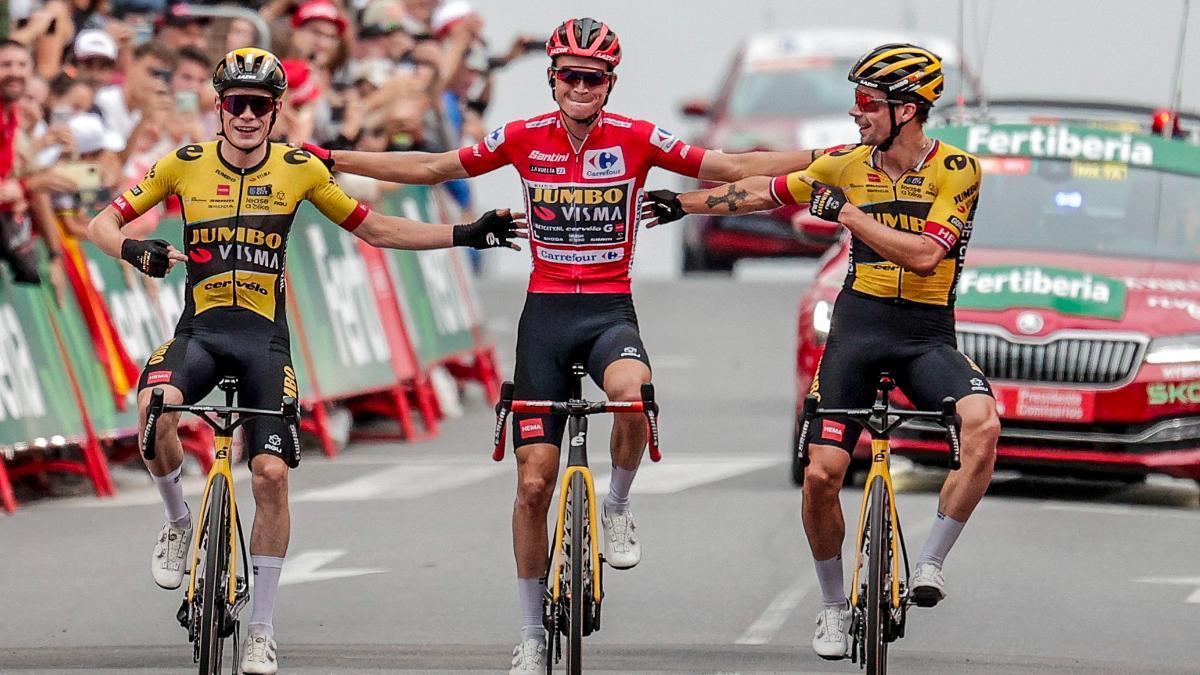 Sepp Kuss con el maillot rojo, acompañado de Jonas Vingegaard  y Primoz Roglic en la Vuelta de 2023
