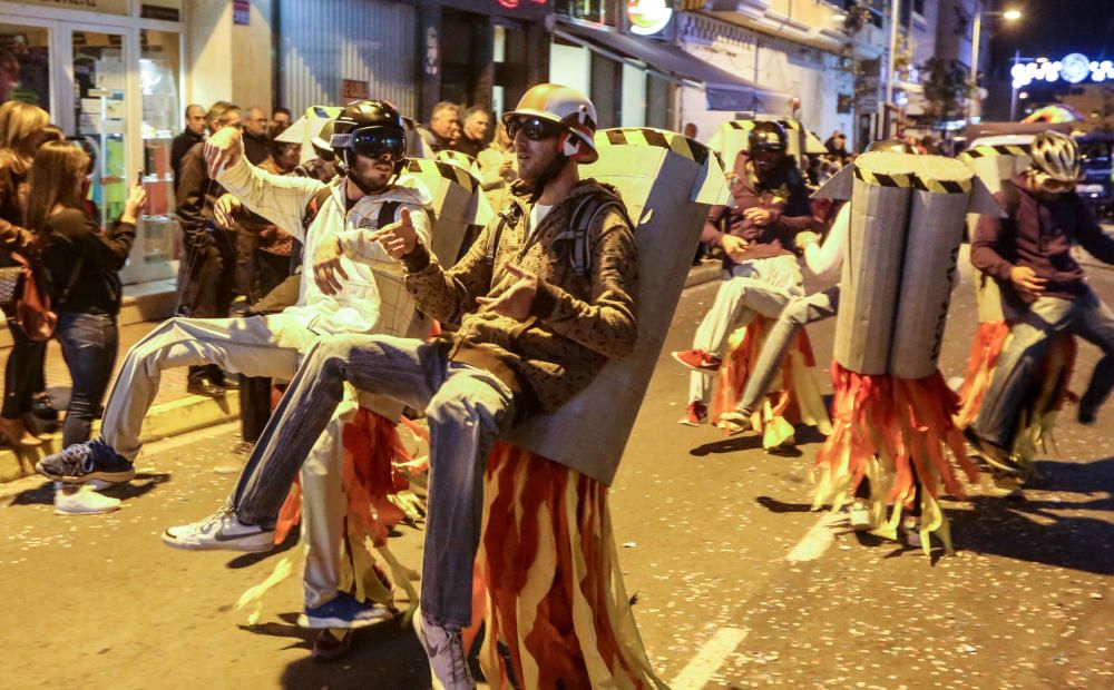 Cientos de disfraces invaden las calles de l`Alfàs del Pi