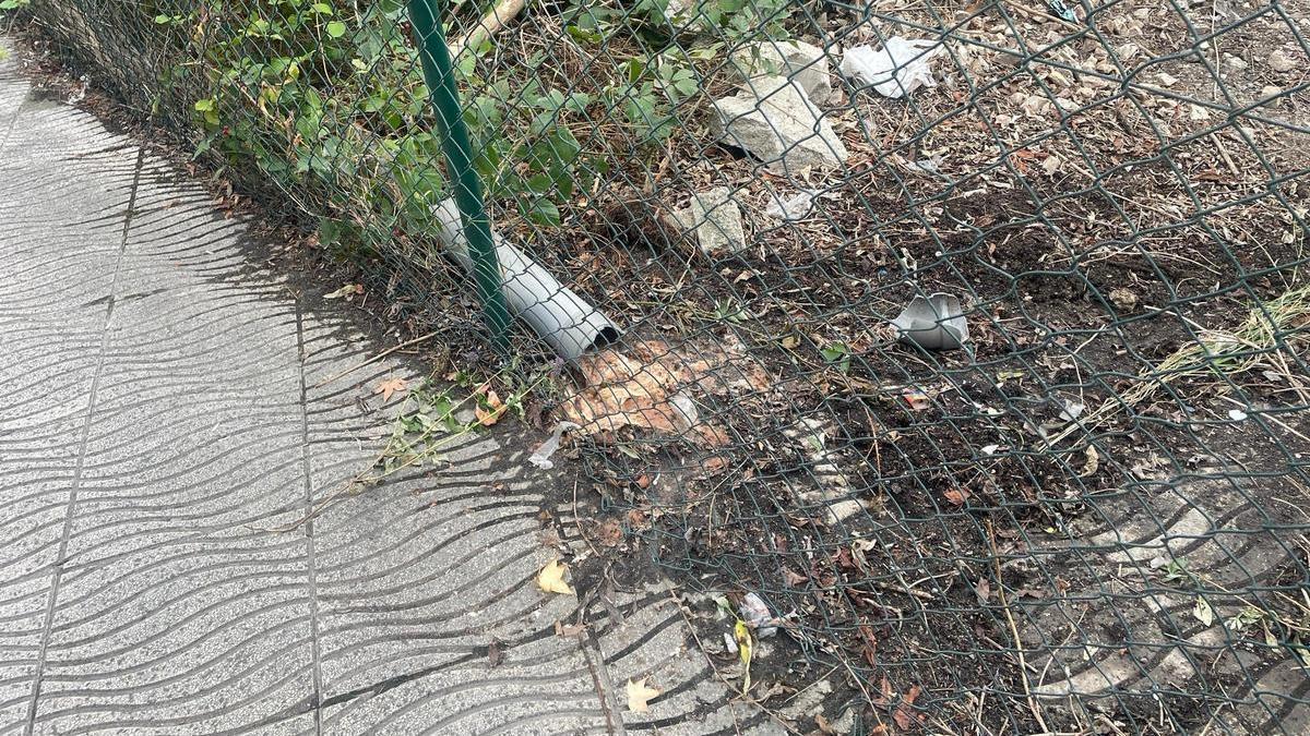 La tubería de los vertidos denunciados por los vecinos.