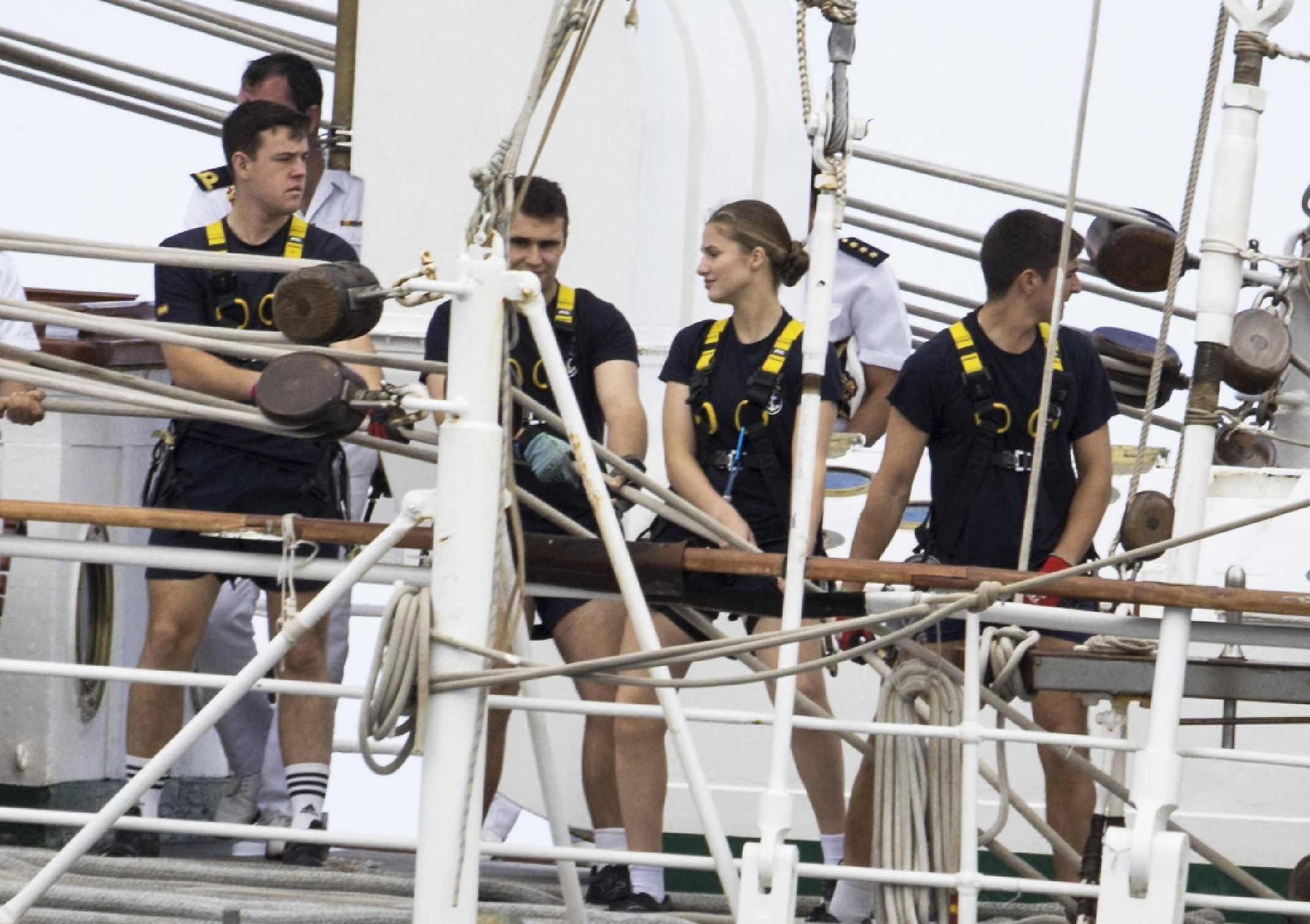 En imágenes: así se despidieron más de 40 embarcaciones del "Elcano" y la "Blas de Lezo" surcando la costa de Gijón