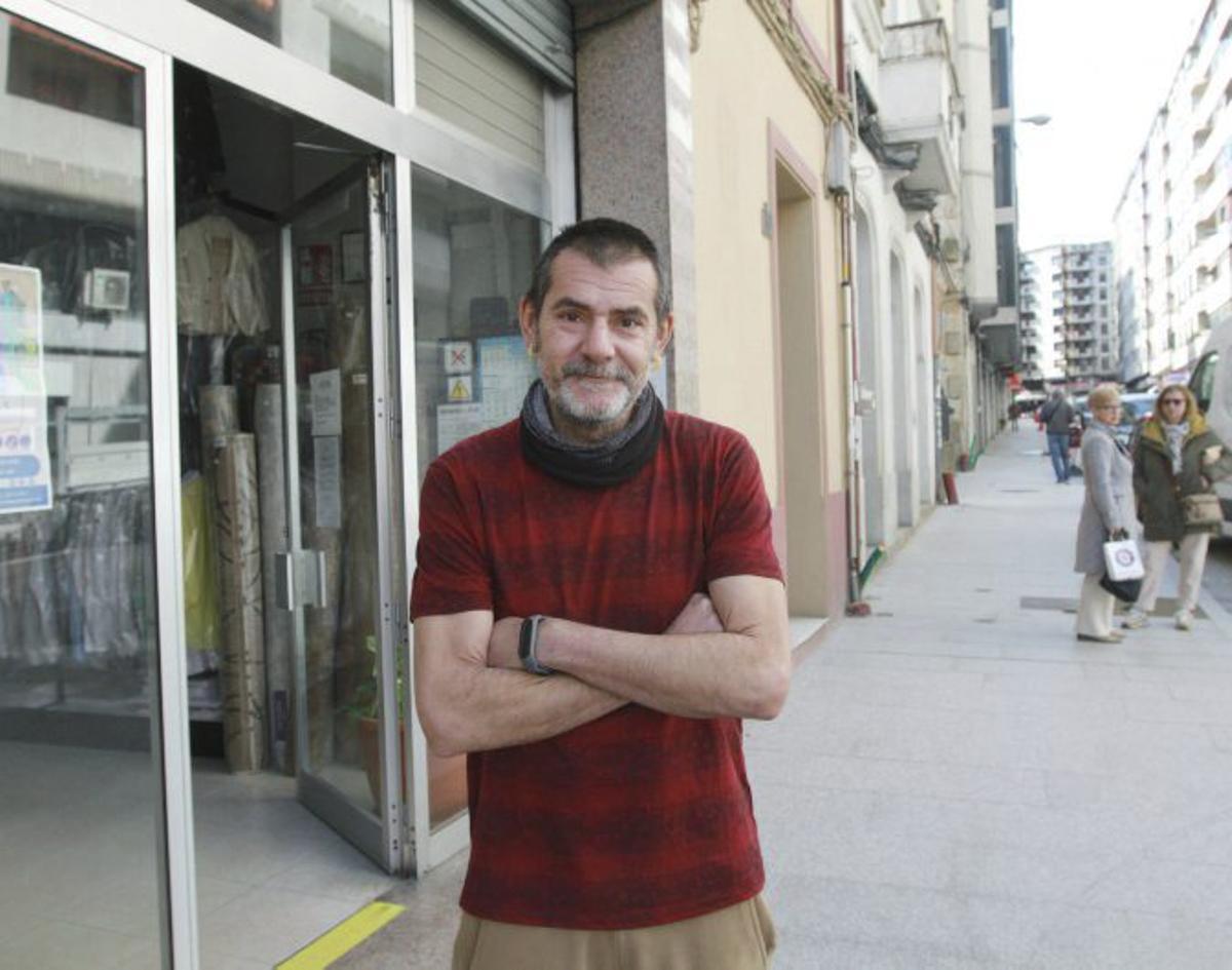 Enrique en la puerta de su lavandería en Avenida de Portugal