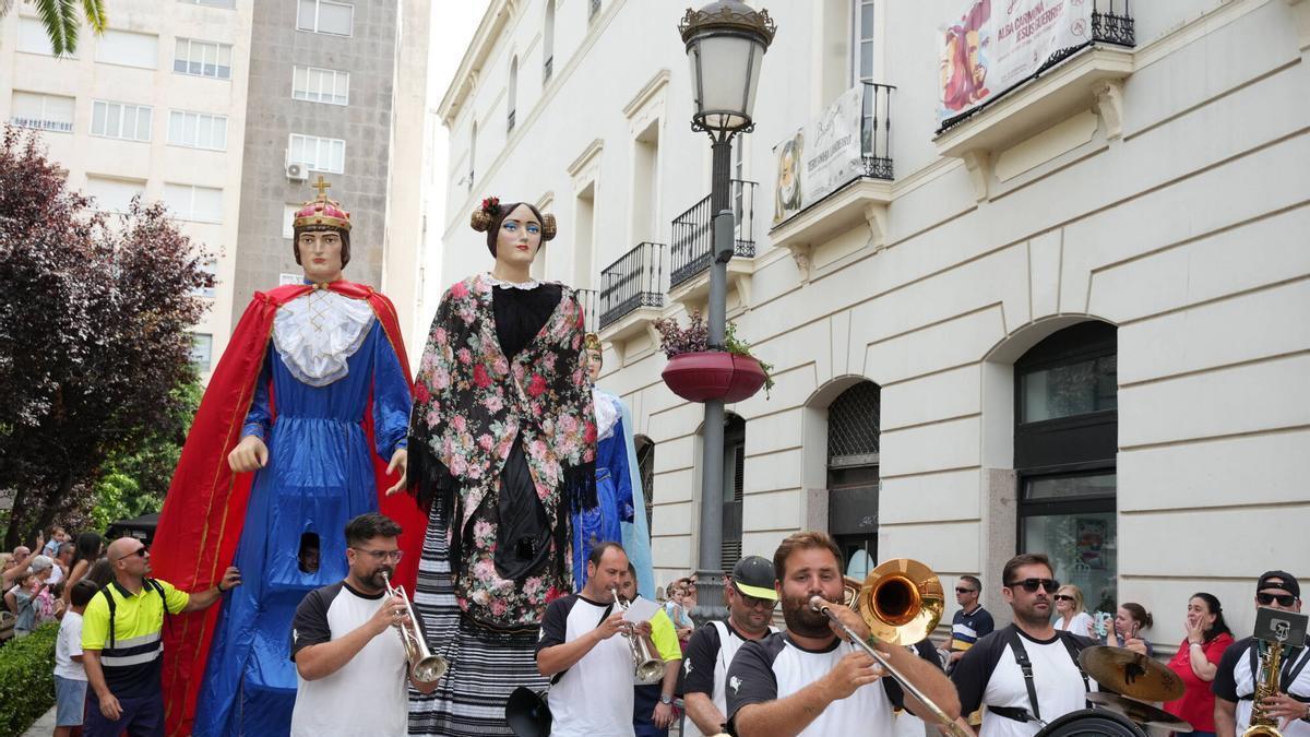 Desfile de Gigantes y Cabezudos en Badajoz.