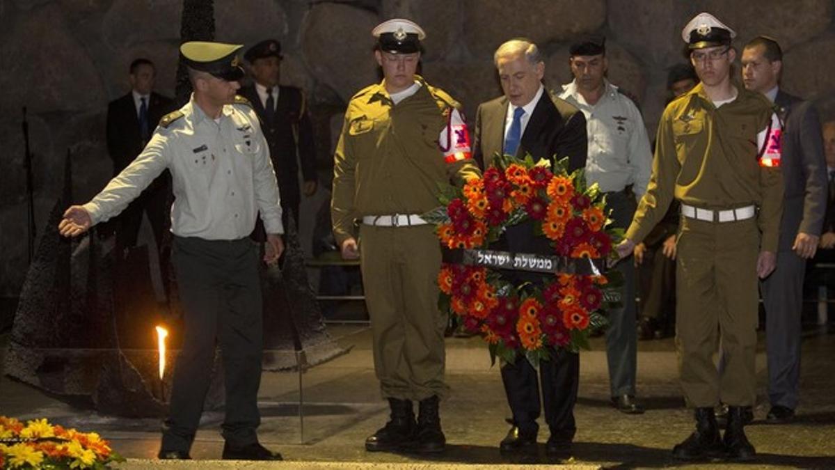 Netanyahu deposita una ofrenda floral en el Yad Vashem, el memorial de las víctimas del Holocausto.