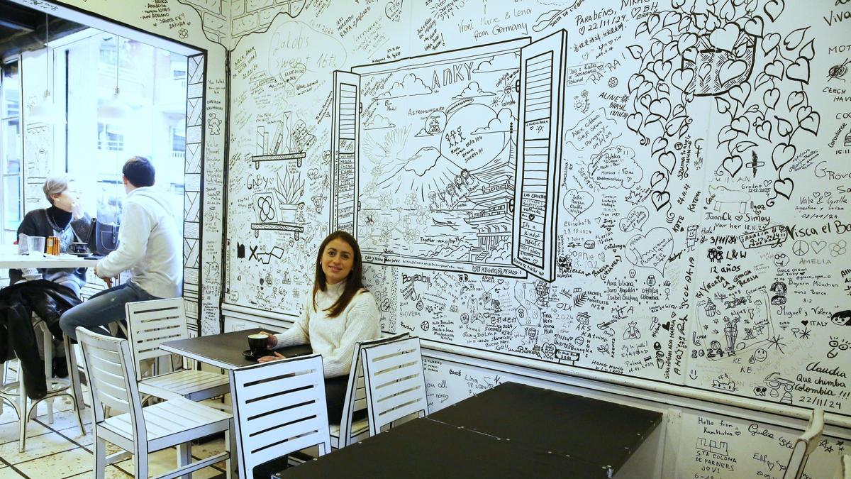 Victoria Caamaño en la única cafetería 2D de Barcelona.