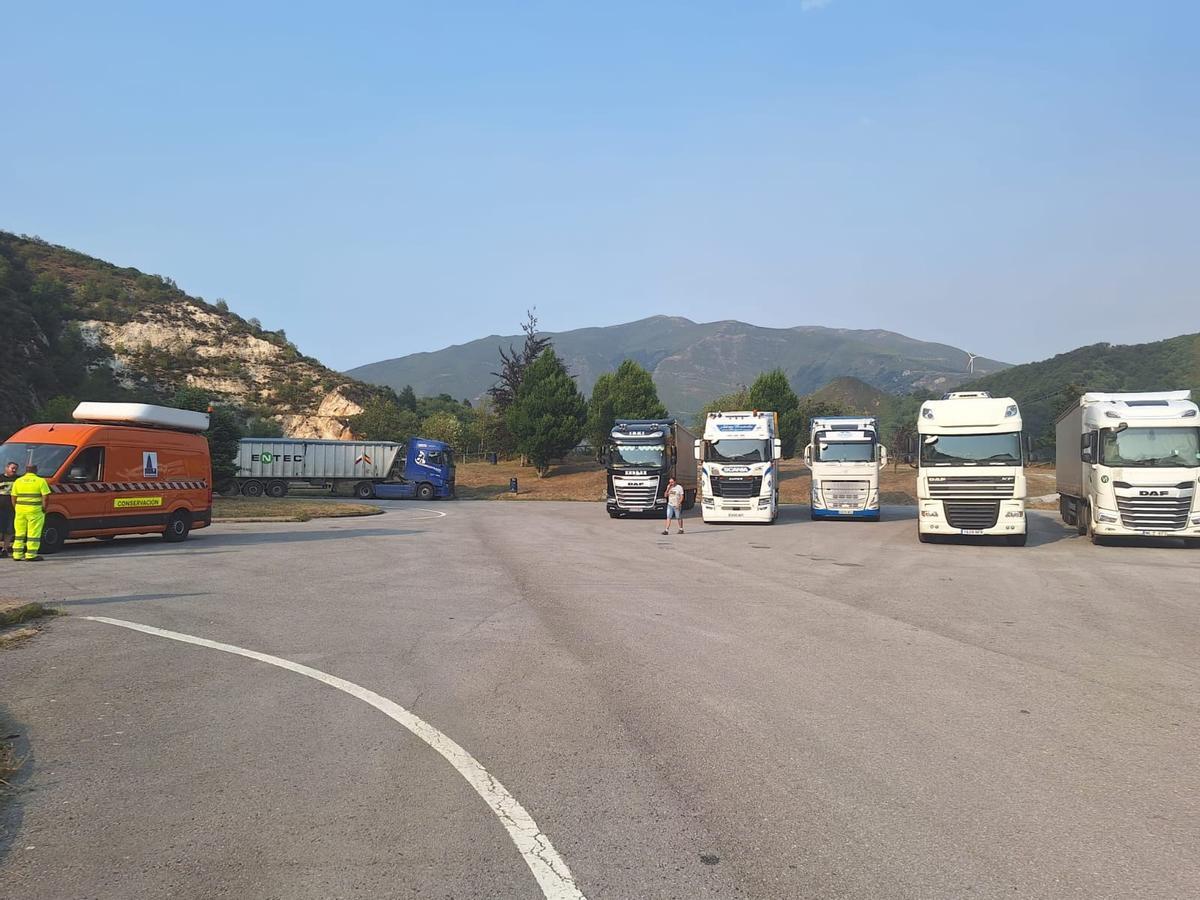 Los camiones, aparcados en el área de descanso tras el túnel del Negrón