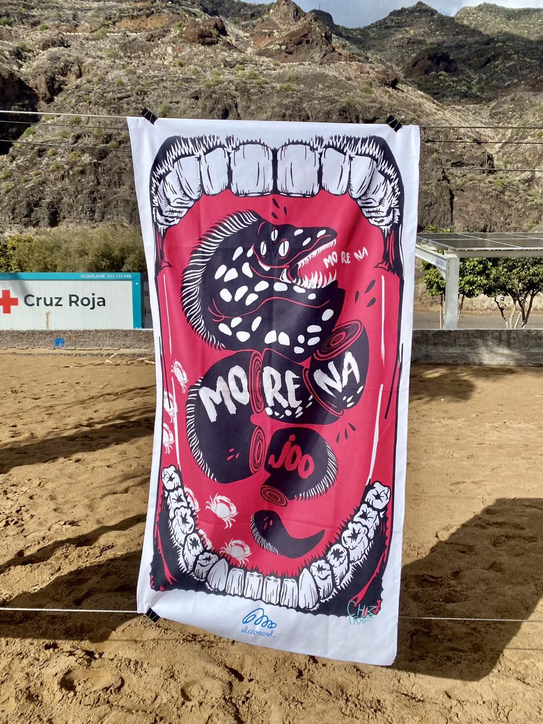 Exposición de toallas en Las Teresitas