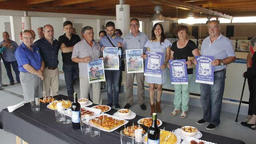 Participantes en la presentación de la Festa do Tinta Femia de Cela, ayer. // Santos Álvarez