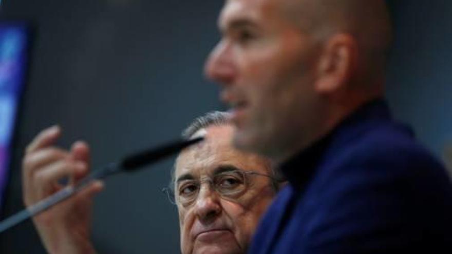 Florentino Pérez, durant les explicacions de Zinedine Zidane